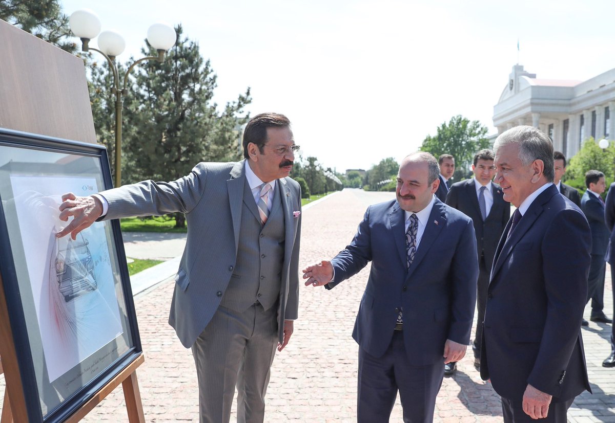 Togg2022's tweet photo. Özbekistan Cumhurbaşkanı Sayın Şevket Mirziyoyev'e #Gemlik rengindeki T10X akıllı cihazını teslim ettik. 

Kendilerine hayırlı olmasını diliyoruz.

#Togg https://t.co/NFEWnBHqCH