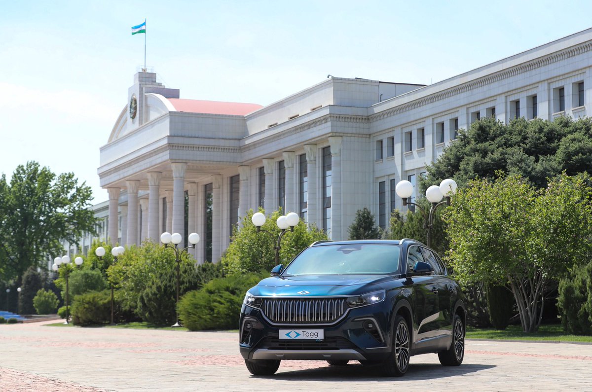 Togg2022's tweet photo. Özbekistan Cumhurbaşkanı Sayın Şevket Mirziyoyev'e #Gemlik rengindeki T10X akıllı cihazını teslim ettik. 

Kendilerine hayırlı olmasını diliyoruz.

#Togg https://t.co/NFEWnBHqCH