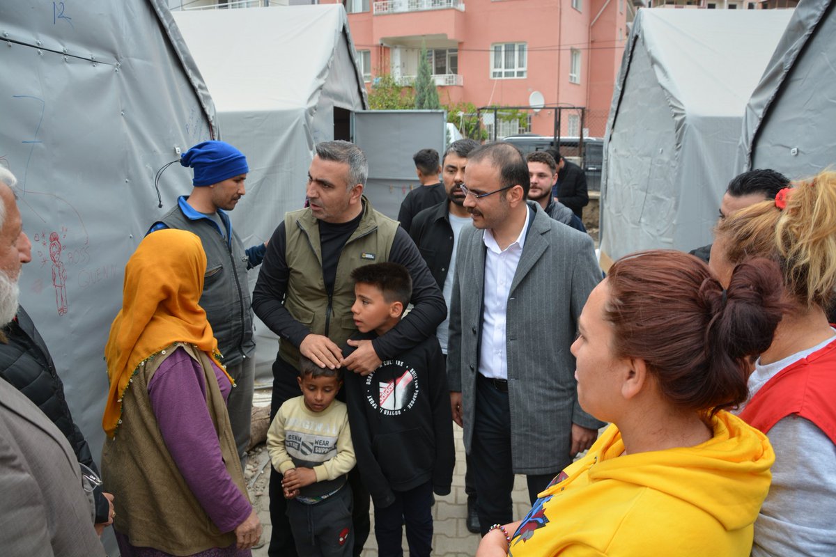 lutfikasikci's tweet photo. 📍 Kırıkhan

Yunus Emre İlköğretim Okulu içinde bulunan çadır kentimizi ve vatandaşlarımızı ziyaret ettik.

#YaralarımızıBirlikteSaracağız
#HatayıBirlikteİnşaEdeceğiz. https://t.co/wwSYeU323f