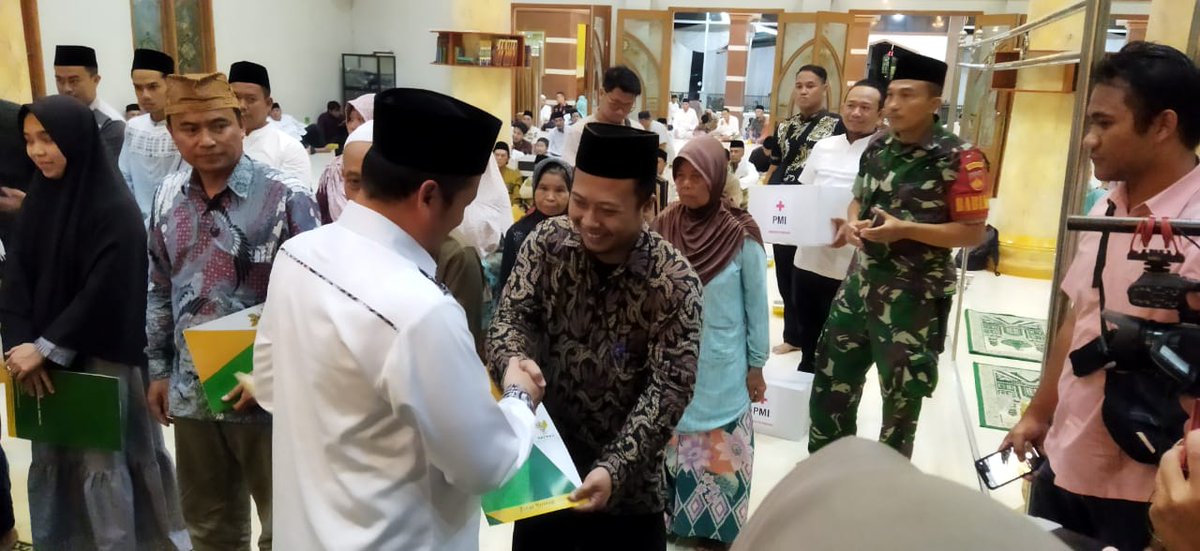 kecwarungpring's tweet photo. Pembagian santunan lansia oleh Bp.Plt.Bupati pemalang dlm acra tarhim di masjil Al Makmur desa Warungpring..12-04-2023 https://t.co/rwCp9hZJlh