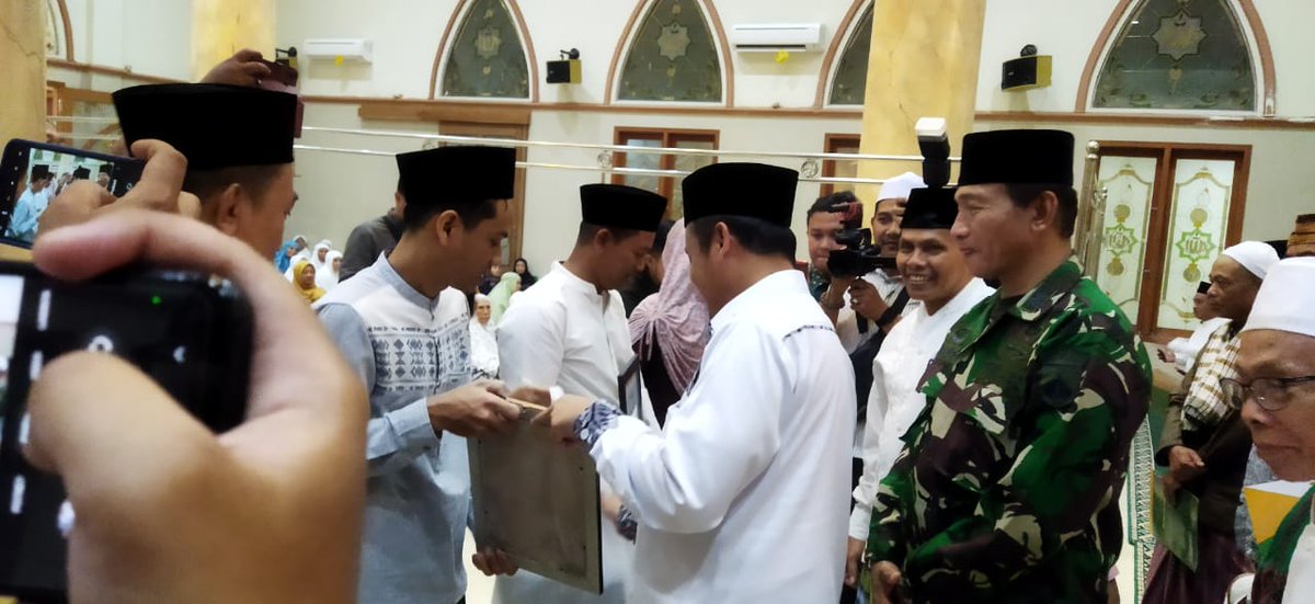 kecwarungpring's tweet photo. Pembagian santunan lansia oleh Bp.Plt.Bupati pemalang dlm acra tarhim di masjil Al Makmur desa Warungpring..12-04-2023 https://t.co/rwCp9hZJlh