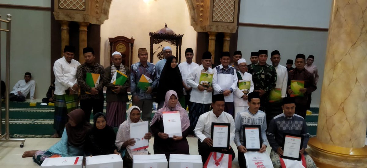 Pembagian santunan lansia oleh Bp.Plt.Bupati pemalang dlm acra tarhim di masjil Al Makmur desa Warungpring..12-04-2023