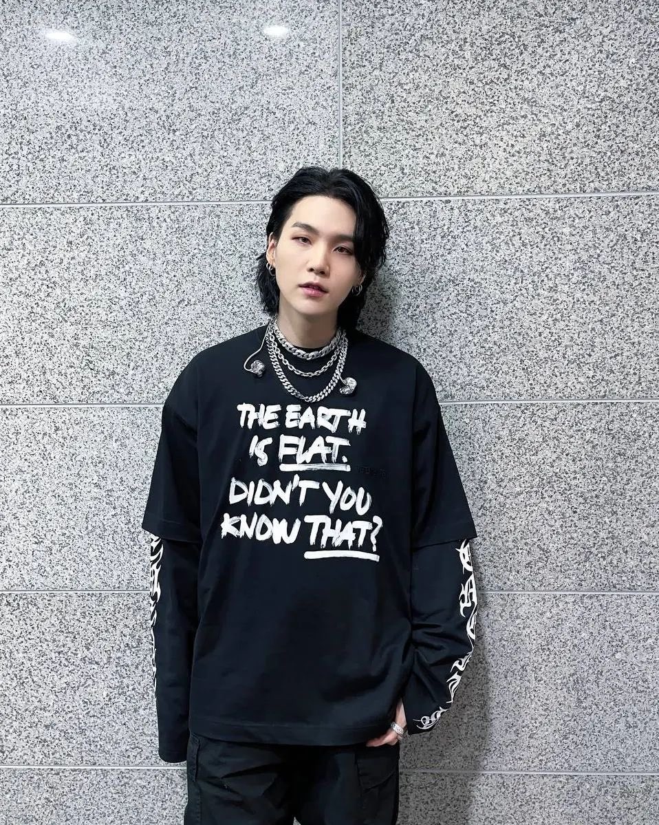 daniBTSxHN's tweet photo. New Theory!
Teoría nueva!
Name: Yet to come and the Flat earth: a comeback prediction.
Was Yoongi's flat earth outfit something random? 👀
+
#ARMYTS @army_society #Yoongi #YetToCome #Proof #BlackSwan https://t.co/t3fZgvHP6E