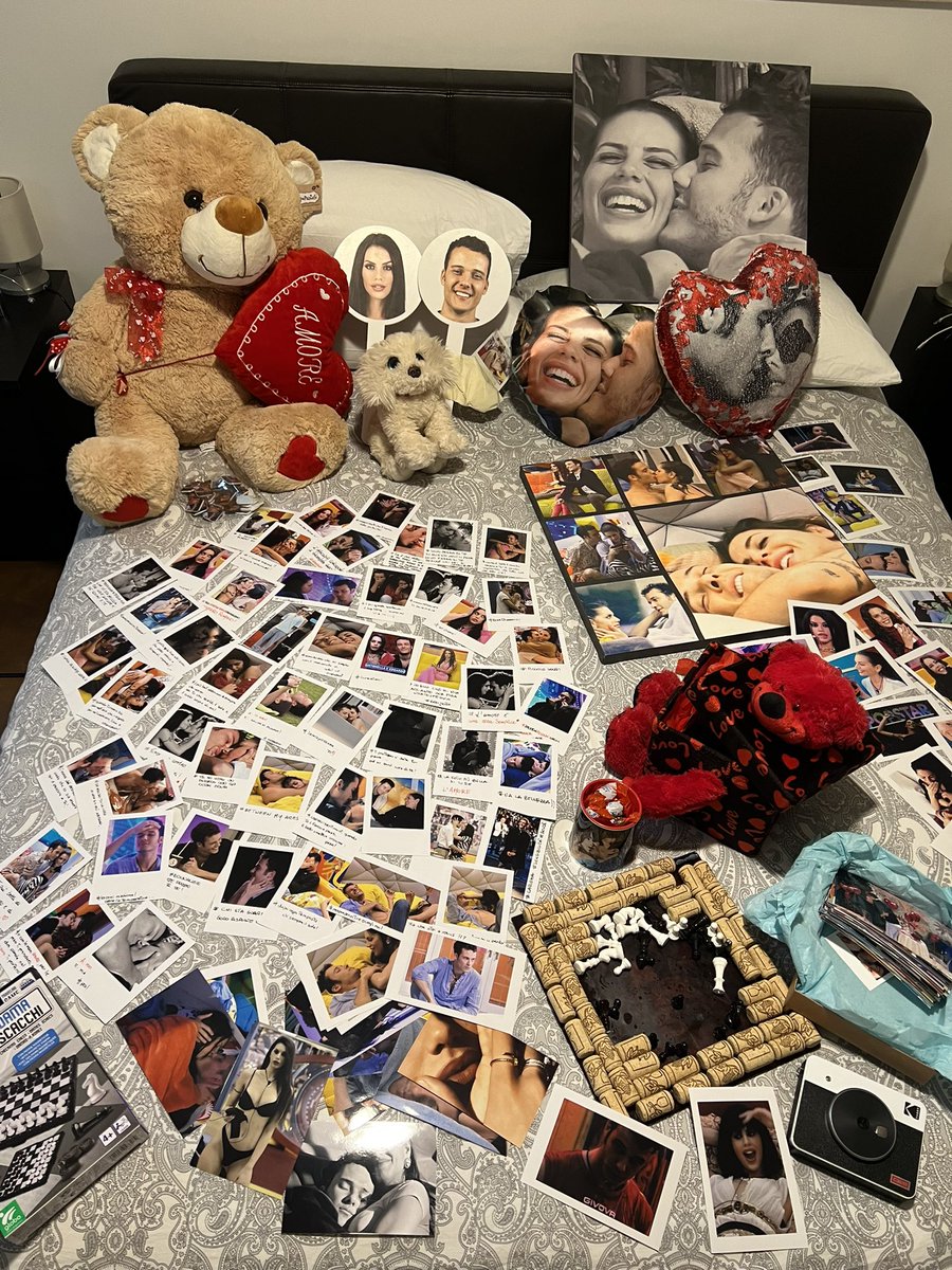 Anto_Fiordelisi's tweet photo. Lettere, pupazzi, foto , polaroid , vacanza.. voi siete pazze❤️ #donnalisi https://t.co/jfwYGTHX8O