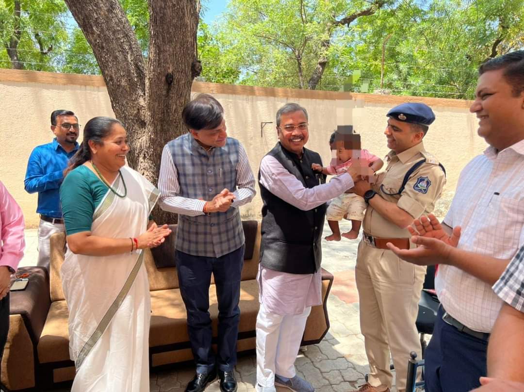 DrMunjparaBJP's tweet photo. Congratulations to the Delhi couple who completed legal adoption procedures under the Juvenile Justice Act 2015 and Adoption Regulation-2022. With the support of government agencies and officials, Child now has a loving family. #Adoption #ChildWelfare #India https://t.co/wf9K2WoxrD