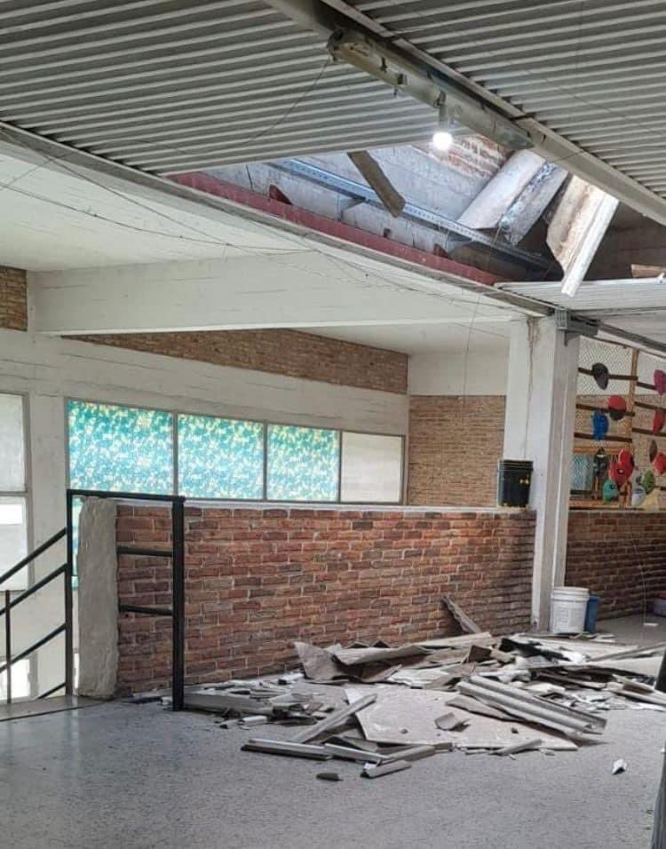 duarteok's tweet photo. 🔴LICEO YOUNG - Así quedó el cielorraso luego del desprendimiento de ayer en el Liceo 1 cuando estaba funcionando. Las autoridades del liceo decidieron seguir con las clases con “normalidad” pese a las características del accidente. @MVDNoticias https://t.co/7B4DwrVgBV