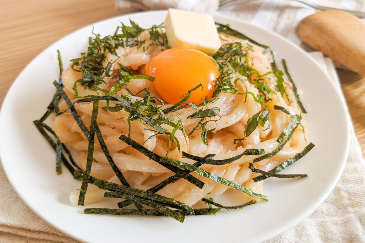 hamagohan_r's tweet photo. こちらのうどんレシピもおすすめ！

【本気のめんたいバターうどん】

①うどんを袋の表記通りに加熱する
②うどん、めんたいこ、ごま油、めんつゆを混ぜる
③大葉、きざみのり、卵黄、バターをのせて完成!! https://t.co/WcdjjYnKDx