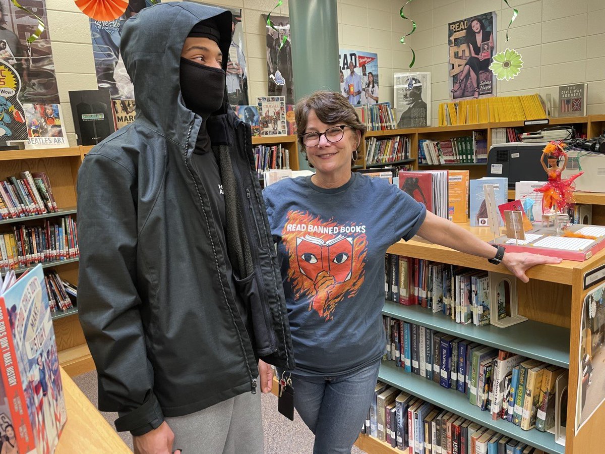 hcpsslibmed's tweet photo. Check out the school library spirit @hcpss_hc ! #hcpsslms #librarythreads #bookdropdrip #CelebrateHCPSS https://t.co/MmLOiURrRC