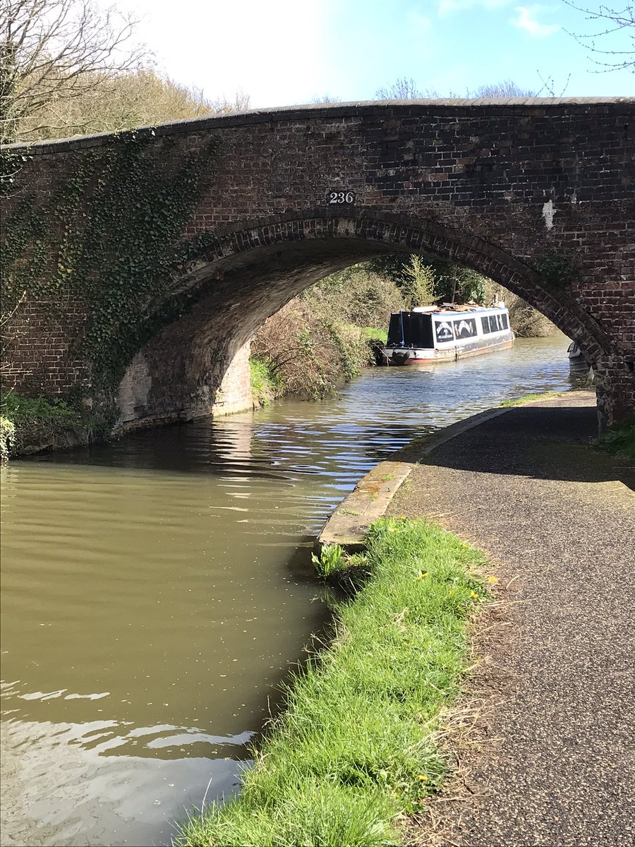 NicolaLisle1's tweet photo. Lovely and sunny by the canal at #Wolvercote earlier this afternoon. Minutes after taking these pics the heavens opened! #OxfordCanal https://t.co/zWtxXh64iF