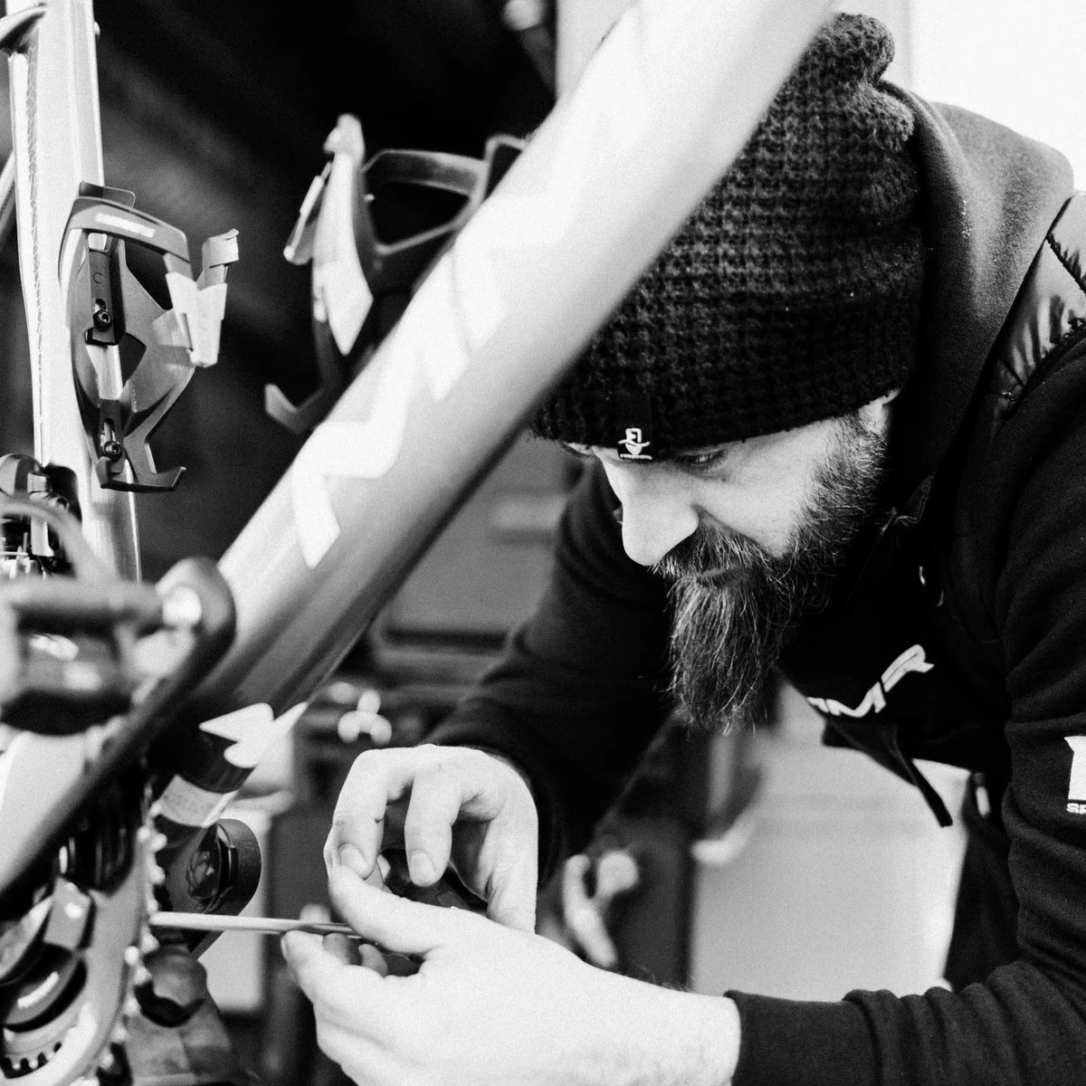 CajaRural_RGA's tweet photo. ⭐ No copan titulares pero su trabajo, casi siempre a la sombra, resulta fundamental.

🔧 Técnicos, masajistas, mecánicos, auxiliares, conductores... los primeros en comenzar el trabajo y los últimos en irse a la cama. Parte fundamental de Caja Rural-Seguros RGA.

📷 Iván Arribas https://t.co/Wk8uLm3Aou
