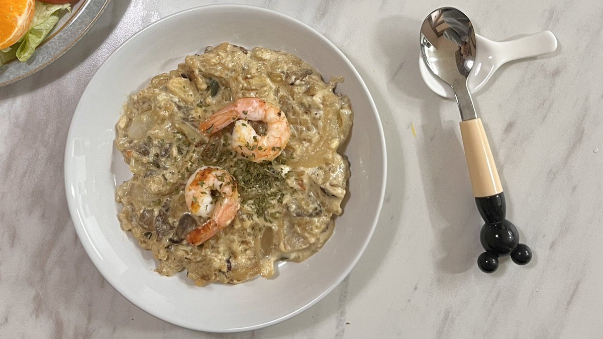 📍김잘먹표 크림리조또레시피

올리브오일에 양파랑 마늘 노릇하게 굽다가 시판볶음밥(전 와규볶음밥) 넣고 한 번 더 볶아줍니다. 그리고 따로 빼두어요.

우유 한 컵 + (생크림) + 치즈 3장
간은 굴소스로! (후추 취향껏)
간을 굴소스로 하는 게 포인트입니당.

크림 한소끔 끓으면 밥이랑 섞으면 끝!