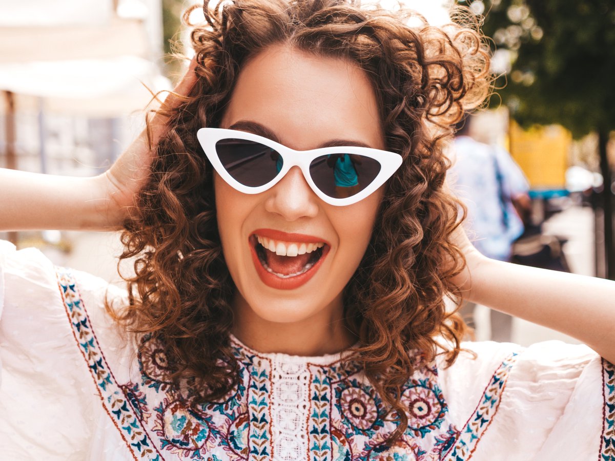 EmblemEyewear's tweet photo. Happy Wednesday, everyone! 😎👋 It's a perfect day to rock your favorite shades and elevate your style. Whether you're running errands or having lunch with friends, our collection of trendy sunglasses has got you covered. #sunglasses #wednesdayvibes #style #emblem #emblemeyewear https://t.co/KM87mHPrnO