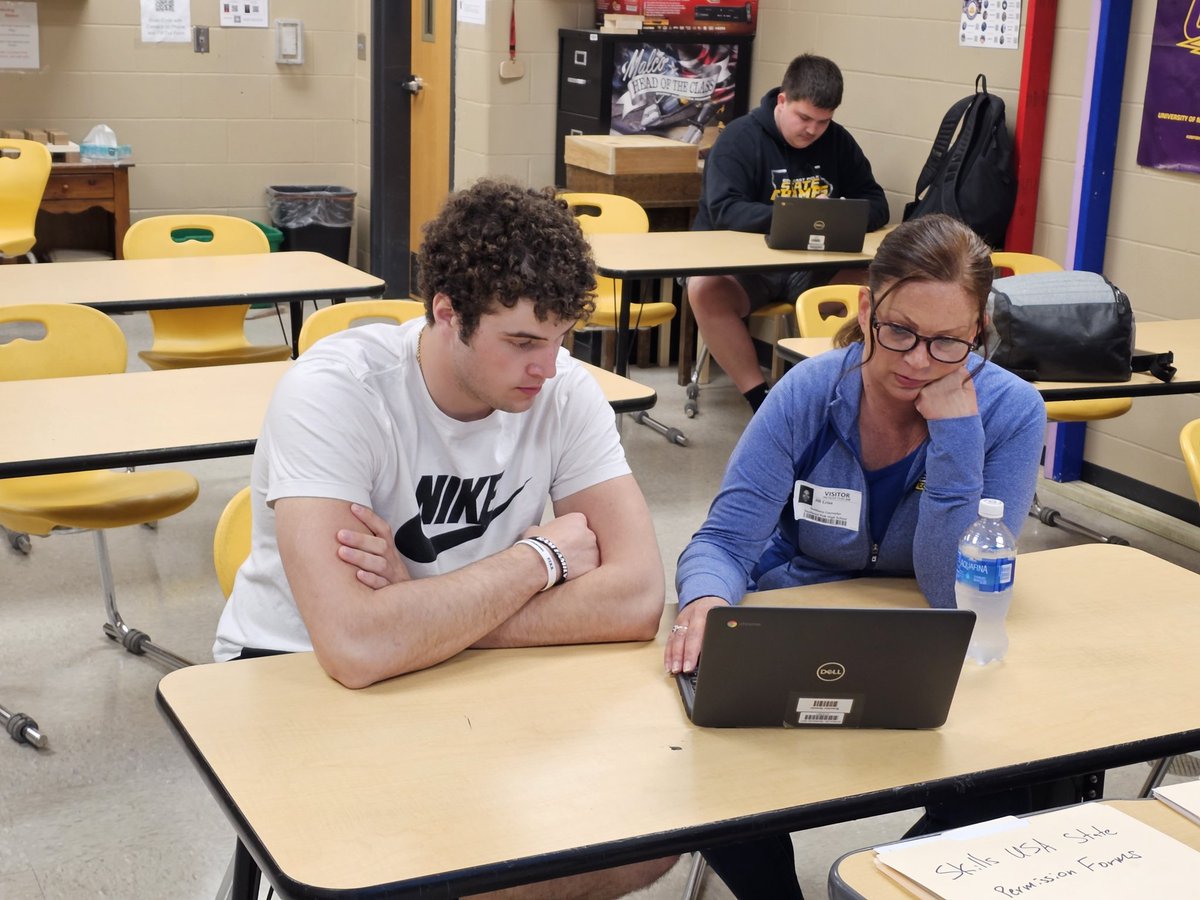 DarellButcher's tweet photo. Jill Criss from the Human Resource Department at Elder Corporation visited with our Construction & Technology students to help them with resume writing today. Mock interviews will start Friday for students. #1SEP @eldercorporati1 #SEPHS https://t.co/DzOAplEU2u