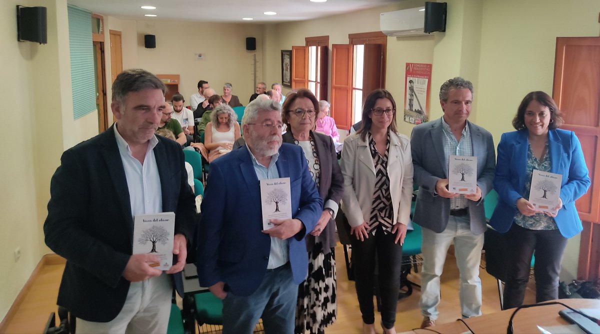 Presentación del libro 'Voces del olivar' en <a href="/prensajaen/">Asociación de la Prensa de Jaén</a>. La publicación recoge los 32 cuentos ganadores y finalistas del V Premio de Relato sobre el Olivar.
   
<a href="/dipujaen/">Diputación de Jaén</a>
<a href="/UnedJaen/">Uned Jaén</a>  
<a href="/FERIASJAEN/">IFEJA FERIAS JAEN</a>  
<a href="/AEMO_Olivo/">AEMO_Olivo</a> 
<a href="/Info_LIBERMAN/">LIBERMAN editorial</a> 
<a href="/FundUnicaja/">Fundación Unicaja</a> 
<a href="/masqcuentos/">Masquecuentos</a>