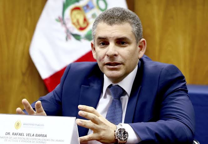 Perupatriotico's tweet photo. Tengamos cuidado con este tipo que funge de fiscal y no es más que un vil operador político de la caviarada. Rafael Vela está limpiando el camino para una postulación del lagarto Vizcarra o de cualquier otro que les devuelva el poder @PatriotdLourdes @peruvianbrave https://t.co/S99PYmpScA