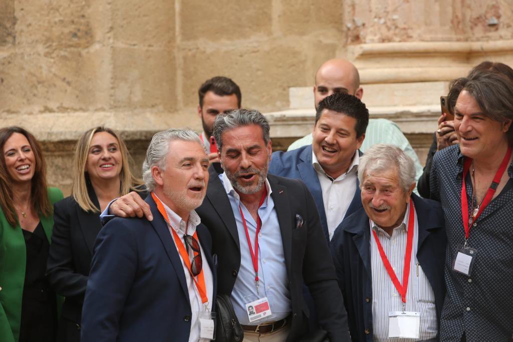 marifrangr's tweet photo. Qué bonito compartirlo con @pedroelgranain0, @manuellombo y @Rocio_DiazJ 💙

El #ParlamentoAND aprueba la Ley Andaluza del Flamenco, 
primera norma dedicada a este arte en la historia de nuestra comunidad. https://t.co/vWeSxtRuMi