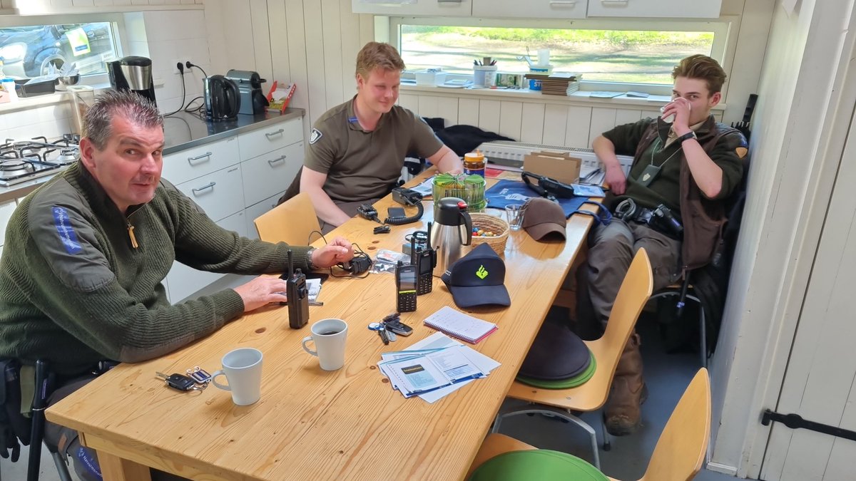 Zojuist de collega's van Natuurmonumenten uitleg gegeven over het gebruik van de portofoon. Goed voor de samenwerking! #verbinding #verbonden