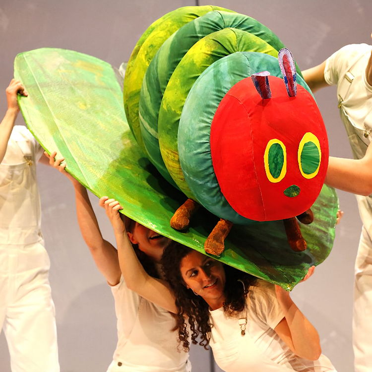 With over 75 gorgeous puppets created by Jonathan Rockefeller, the critically-acclaimed stage adaptation of Eric Cale's classic The Very Hungry Caterpillar leaves children and adults in awe! Read our review at ManchesterTheatres.com/event/the-very… + book tickets for @The_Lowry