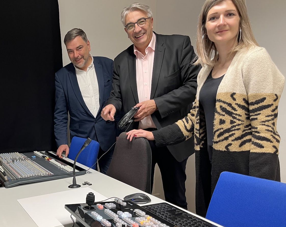 fasco's tweet photo. 📚 Gestern Besuch vom ThILLM im TMBZ Gera! Direktor Dr.  Andreas Jantowski und Referentin M. Hey vor Ort. Spannende Diskussionen zur #Medienkompetenz &amp; #Lehrerfortbildung in der digitalen Zeitenwende. Wichtiger Bildungsstandort #Thüringen. Mehr Info: https://t.co/KKzYuAV5lH 🌐🎓 https://t.co/5vrLc2aoTx