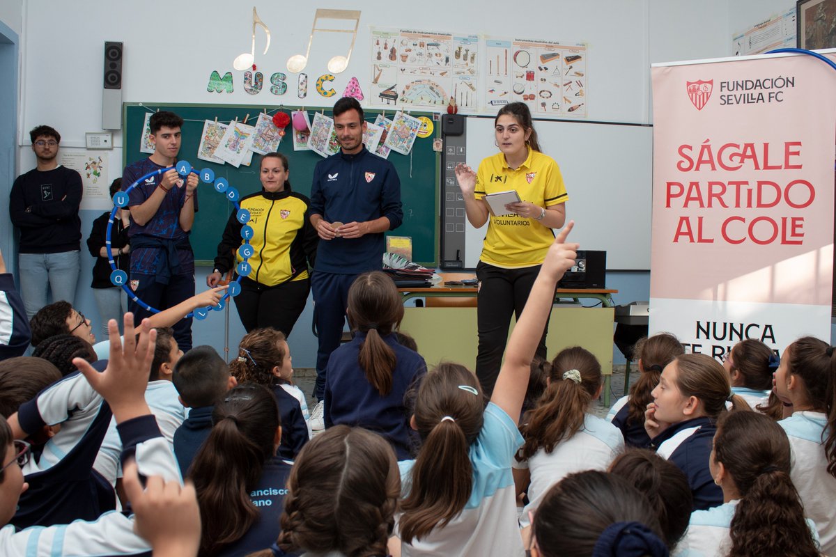 🥳 Espectacular jornada disfrutando con el programa #SácalePartidoAlCole en  el colegio #SanFranciscoSolano de #Sevilla. 🫶🏽 🫱🏽‍🫲🏾@FundlaCaixa,  #CashDiazCadenas, @VECI_Esp y @AcuarioSevilla. #NuncaTeRindas  #FundaciónSevillaFC