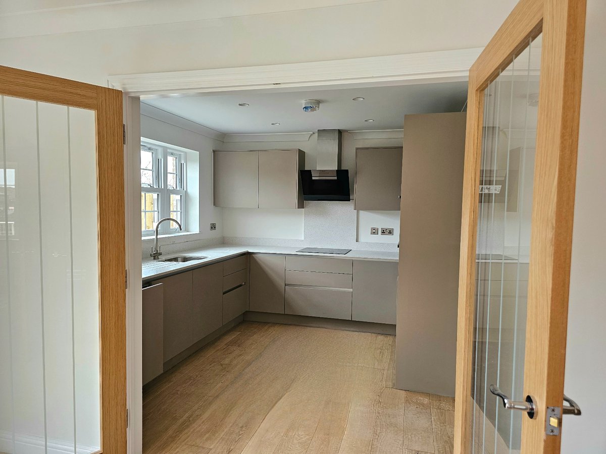 HalsallConstruc's tweet image. Take a sneak peak at our site Holden Gardens, Wedmore with windows offering lots of natural light, open plan design, &amp;amp; natural wooden ceiling beams 😍 Keep your eyes peeled for completion pics &amp;amp; details soon! 🏡
#NewBuildHomes #LuxuryHomes #ConstructionIndustry #IndustryLeaders