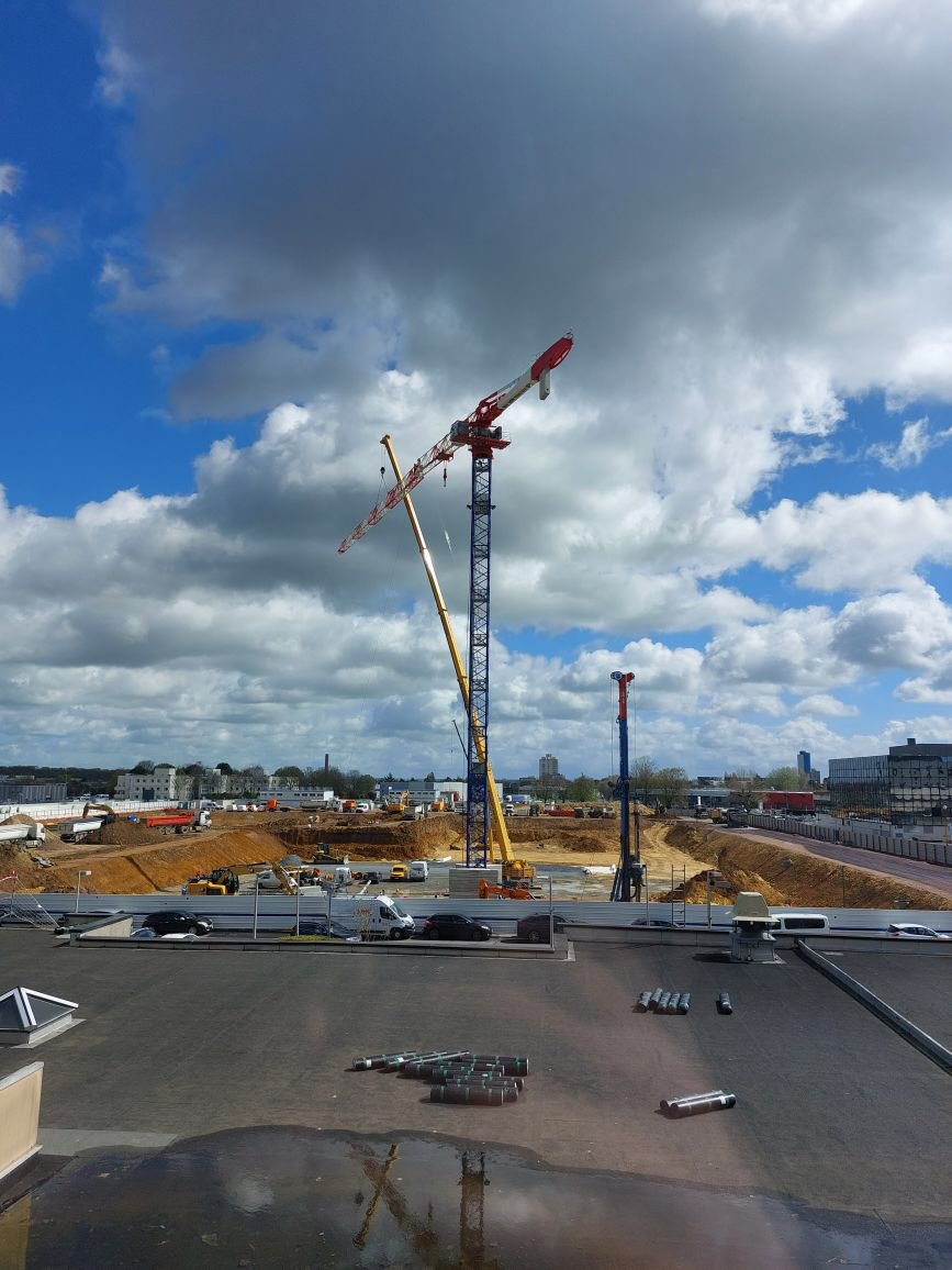 M_Chapelle's tweet photo. Images impressionnantes de l’installation de la grue pour construire le futur bâtiment sanitaire du @CHU_Caen. https://t.co/XksLVCENQb
