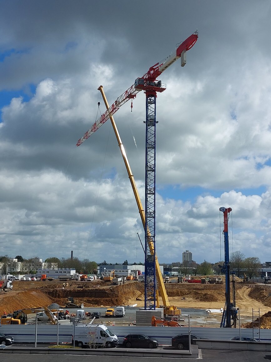 M_Chapelle's tweet photo. Images impressionnantes de l’installation de la grue pour construire le futur bâtiment sanitaire du @CHU_Caen. https://t.co/XksLVCENQb