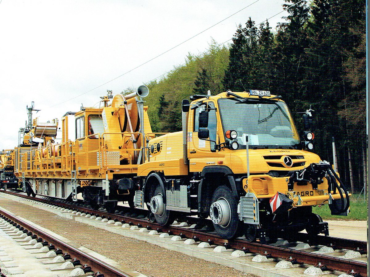 UnimogCommunity's tweet photo. 2022: Unimog U 423 with rail driving equipment from ZAGRO. Photographed by Günther Uhl for the 2023 Podszun weekly calendar.
#mercedesbenz #gaggenau #unimog #4x4 #daimler #ucg #unimogfan #unimogmuseum #zweiwege #railroad #gleis #rail #subway #zwiehoff #rosenheim #ries #zagro https://t.co/jJq24avuJr