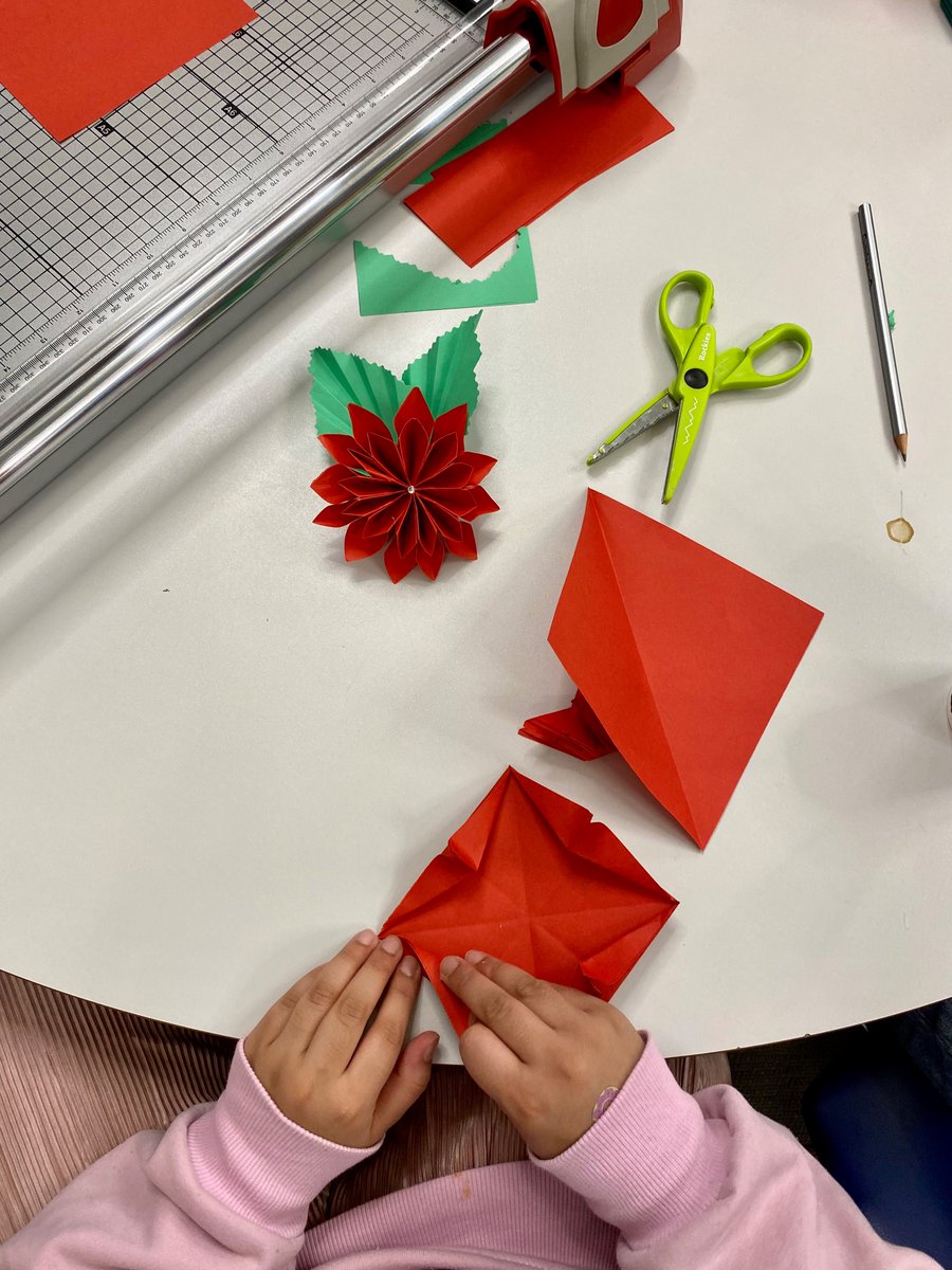 NatashaIWrites's tweet photo. Todayβs Spring celebrations: 3D flower making @ideastores Bow with Abdul & Rajul. Join the next crafty session this Saturday from 3-4pm. βοΈπΊβ¨ #LoveYourLibrary #LDNLibraries https://t.co/mcz9zUHzTN