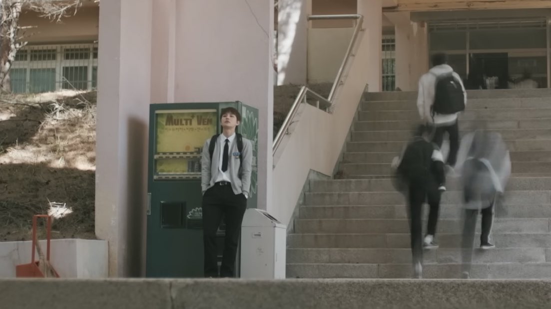 @: 쟤 왜저래?
@@: 냅둬, 문자 안왔대~
