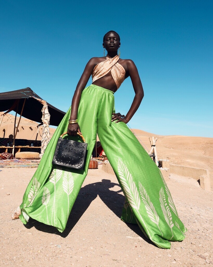 Meet you new favorite black statement bag 💃🏿 
The new NUUR handbag is designed to be convertible and long-lasting. The inner bag is printed and removable, and the straps are detachable, allowing you to wear it in a variety of ways for years to come. … instagr.am/p/Cq8KJrNs_r_/