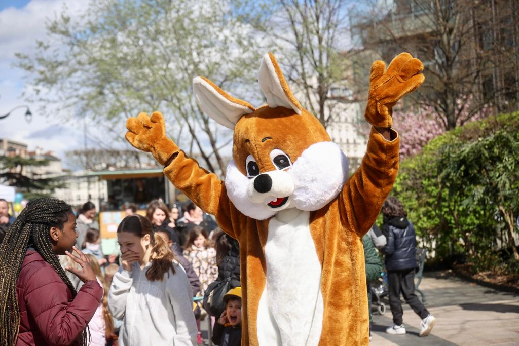 saintmande's tweet photo. 🥚🐰 🧺Grand succès pour la chasse aux oeufs dans le jardin Alexandra David-Neel cet après-midi !
Le Maire, @JulienWeil était heureux d'accueilir les nombreux enfants pour ce rendez-vous festif.
🌞 Même le soleil était de la fête ! Une belle journée à #saintmande. https://t.co/ZQ5SAi63sf