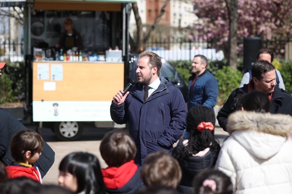 saintmande's tweet photo. 🥚🐰 🧺Grand succès pour la chasse aux oeufs dans le jardin Alexandra David-Neel cet après-midi !
Le Maire, @JulienWeil était heureux d'accueilir les nombreux enfants pour ce rendez-vous festif.
🌞 Même le soleil était de la fête ! Une belle journée à #saintmande. https://t.co/ZQ5SAi63sf