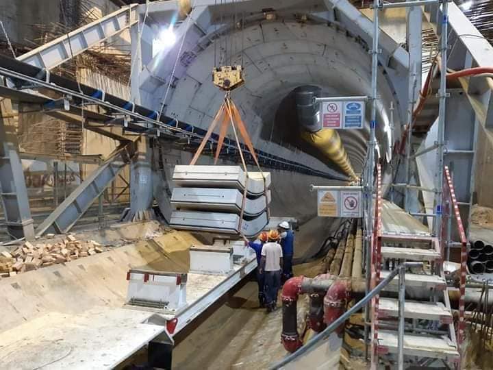 TheAlgiersPost's tweet photo. 🇩🇿| Le chantier d'extension du métro d'#Alger vers l'aéroport international Houari Boumediene avance à bon rythme. Les travaux de génie civil, réalisés par #Cosider, devraient être achevés d'ici mars 2024. #Algérie https://t.co/dVpCHG9tCp