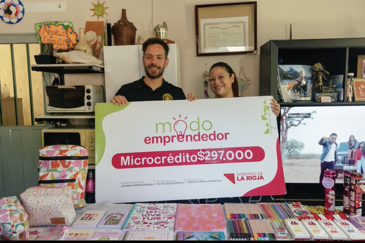 GonzaloBecerraD's tweet photo. Hoy nuevamente seguimos ocupándonos y preocupándonos de buscar nuevas oportunidades laborales para nuestros jóvenes, con políticas activas para la generación de empleo independiente 
+Trabajo 
+Empleo 
📍Chiara Simonelli - libreria chiara
✏️✂️
@QuintelaRicardo ❤️🇦🇷 https://t.co/GdG4jtsHUt