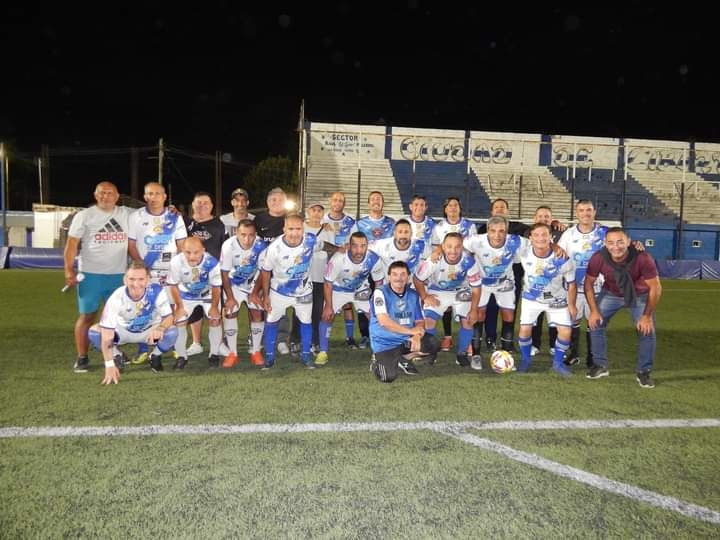 PrensaMidland's tweet photo. #MasterSenior

Arrancó con el pié derecho

Anoche el #Funebrero venció 3 a 0 a @depmoronoficial en el 🏟️ Ciudad de Libertad. Los goles fueron de Cristian López X2 y uno de Marcelo Figueroa. 

Gran debut en el torneo para el equipo que comanda Juan Montenegro.

#VamosMidland https://t.co/a3G1b7gpyx