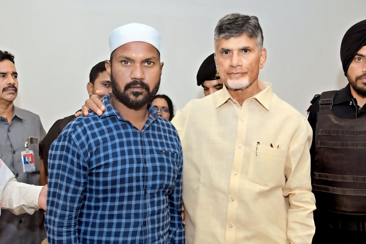 NtrHands's tweet photo. చంద్రన్న ఇఫ్తార్ విందులో @ncbn గారిని మర్యాదపూర్వకంగా కలిసి రంజాన్ శుభాకాంక్షలు తెలిపిన @SyedGouse1234(సత్తెనపల్లి NTR2NTRఫ్యాన్స్ అధ్యక్షులు&amp;ప��్టణ తెలుగుయువత మాజీ అధ్యక్షులు)@tarak9999 @naralokesh @JaiTDP @We_Support_Tdp 
#TeluguDesamParty 
#NTR30 #YuvaGalam
#Simhadri4KOnMay20 https://t.co/HoJIIAqlYg