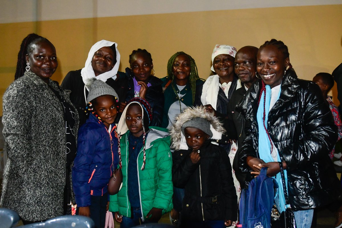 RefugeesCmr's tweet photo. This family of nine is turning over a new leaf, after being resettled in Canada from Cameroon.

Diana, 20, is excited about furthering her education.
Kiara, 16,  dreams of playing professional basketball.

Resettlement is a vital lifeline for some of the most vulnerable refugees. https://t.co/DivvVoUvF2