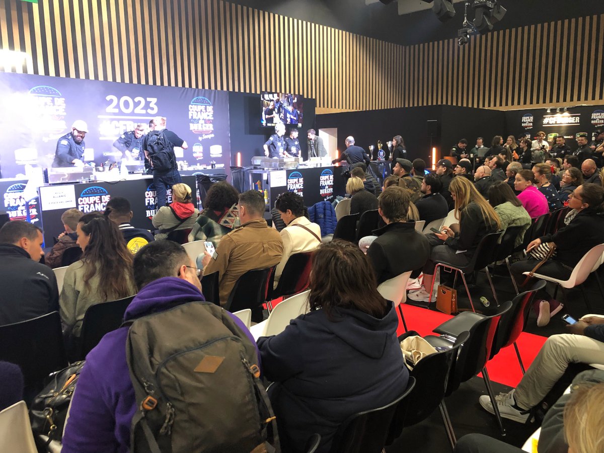 CateMarketing's tweet image. [Événement] La finale nationale de la @CFBurger_Socopa 2023 🏆 vient de se terminer sous le décompte de @stephanejobert ! Le jury va désormais délibérer pour désigner le champion 2023 🍔 #InSnackingWeTrust #CFBurger