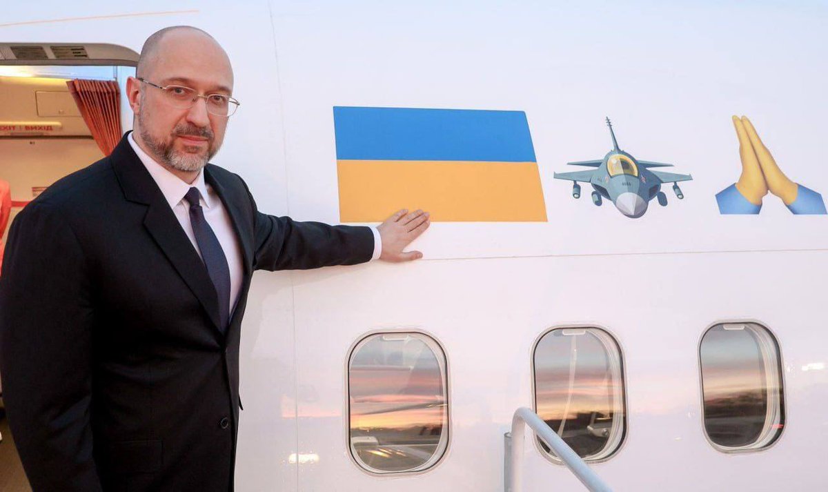 Premierminister der Ukraine Shmyhal 
Die 'subtilen Hinweis'-Aufkleber auf dem Flugzeug, die gestern bei seinem Besuch in Kanada sichtbar waren, bleiben an Ort und Stelle ✈️

 #FreeTheF16