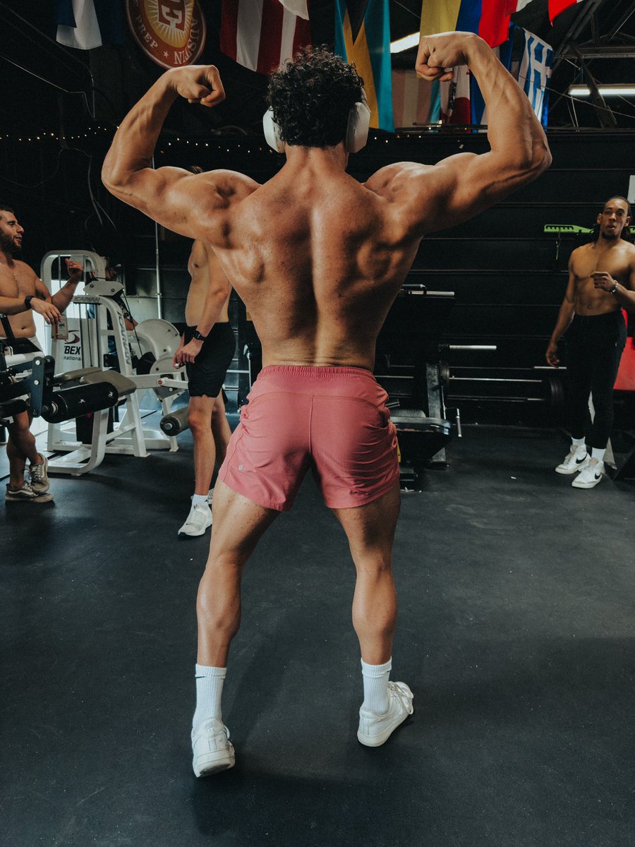 ryanhascurls's tweet photo. back reveal, 8 weeks out :) https://t.co/dkUg3EoJQz
