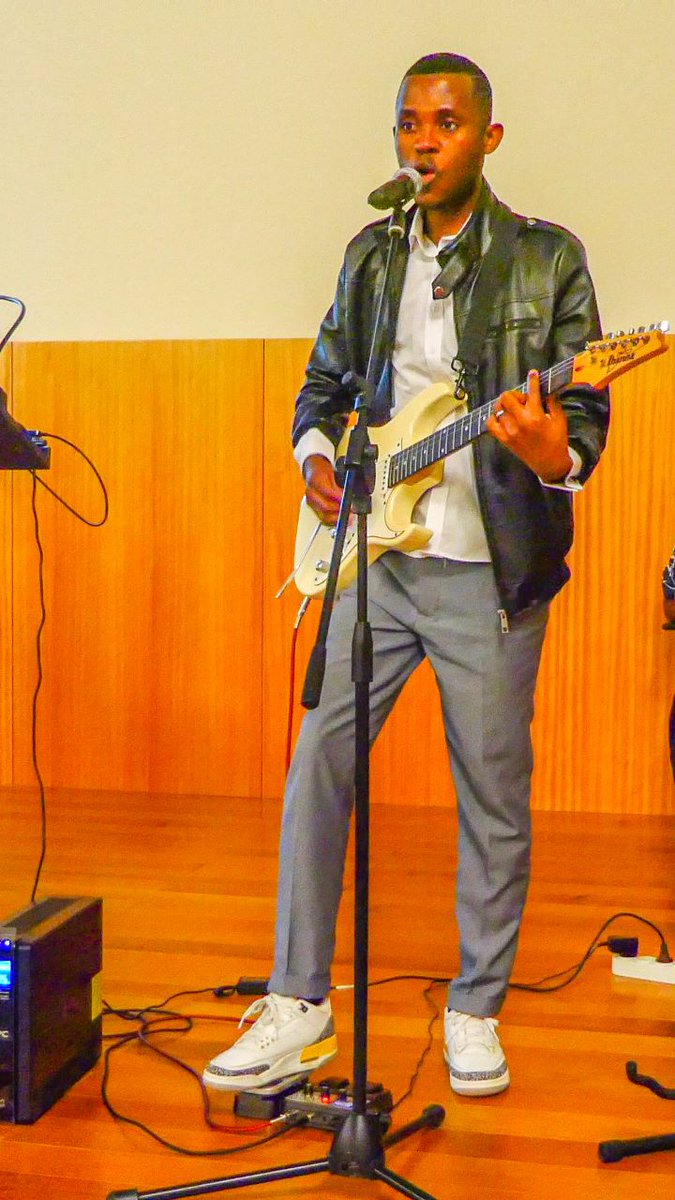 BernChissende's tweet photo. Workshop sobre Mercado de Capitais.
Voice and Guitar, live music, Angolan roots. 🇦🇴🙏🏼
#bernchissende #CMC #music #musicaaovivo #Cuito #Bié #angola https://t.co/Jbj46T3EFF