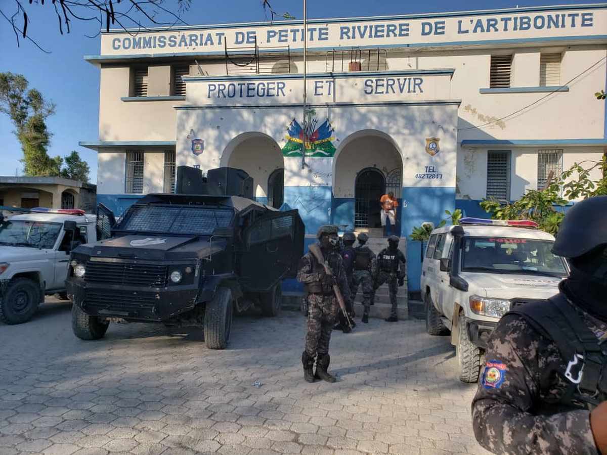 Le Baz Gran Grif de Savien a pillé, puis incendié le commissariat de la Petite-Rivière de l’Artibonite. Dans la soirée du mardi 11 avril. Selon le magistrat de cette commune, Lereste Dort, les individus armés ont vandalisé puis mis le feu dans le bâtiment logeant le commissariat.