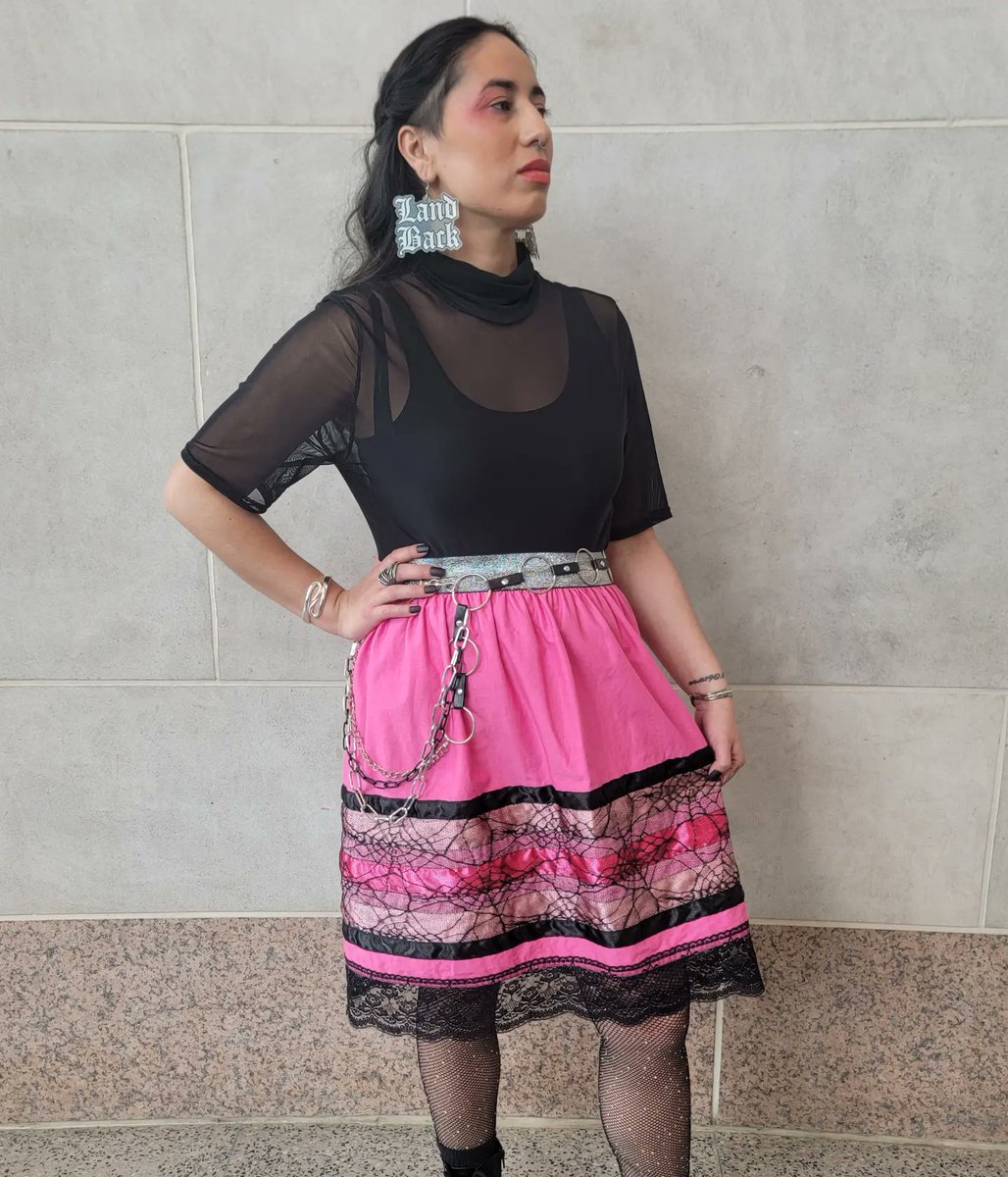 altrn8v_'s tweet photo. Hot pink ribbon skirt with spider web lace overlay on the ribbon (knee length) - Length: 25" Waist: 28" to 48"
•
Highest bid at: $80
•
(place bids in comments) https://t.co/a3YYnB3vye