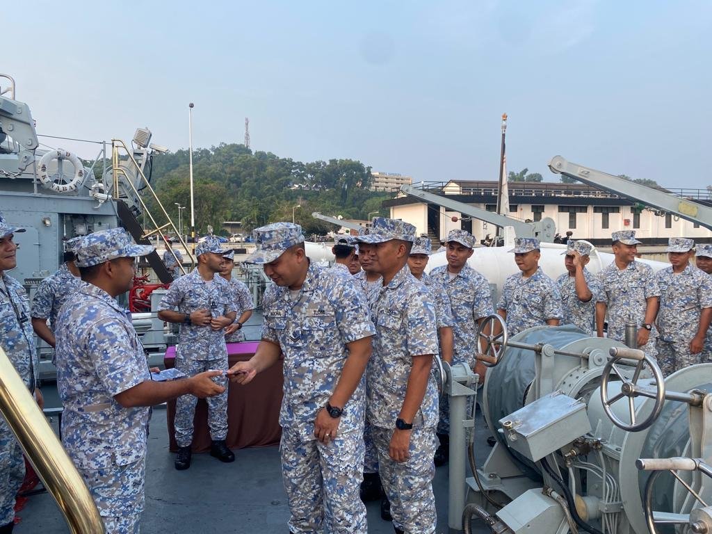 KD JERAI (@kd_jerai12) on Twitter photo Majlis Anugerah Bintara dan Laskar Terbaik Suku Tahun Pertama 2023 dan Majlis Pemberian Duit Raya kepada Warga KD JERAI telah disempurnakan oleh Pegawai Memerintah KD JERAI pada 12 Apr 23.
Semoga KD JERAI terus sukses dan maju jaya.
<a href="/tldm_rasmi/">Royal Malaysian Navy</a> Majlis Anugerah Bintara dan Laskar Terbaik Suku Tahun Pertama 2023 dan Majlis Pemberian Duit Raya kepada Warga KD JERAI telah disempurnakan oleh Pegawai Memerintah KD JERAI pada 12 Apr 23.
Semoga KD JERAI terus sukses dan maju jaya.
<a href="/tldm_rasmi/">Royal Malaysian Navy</a>