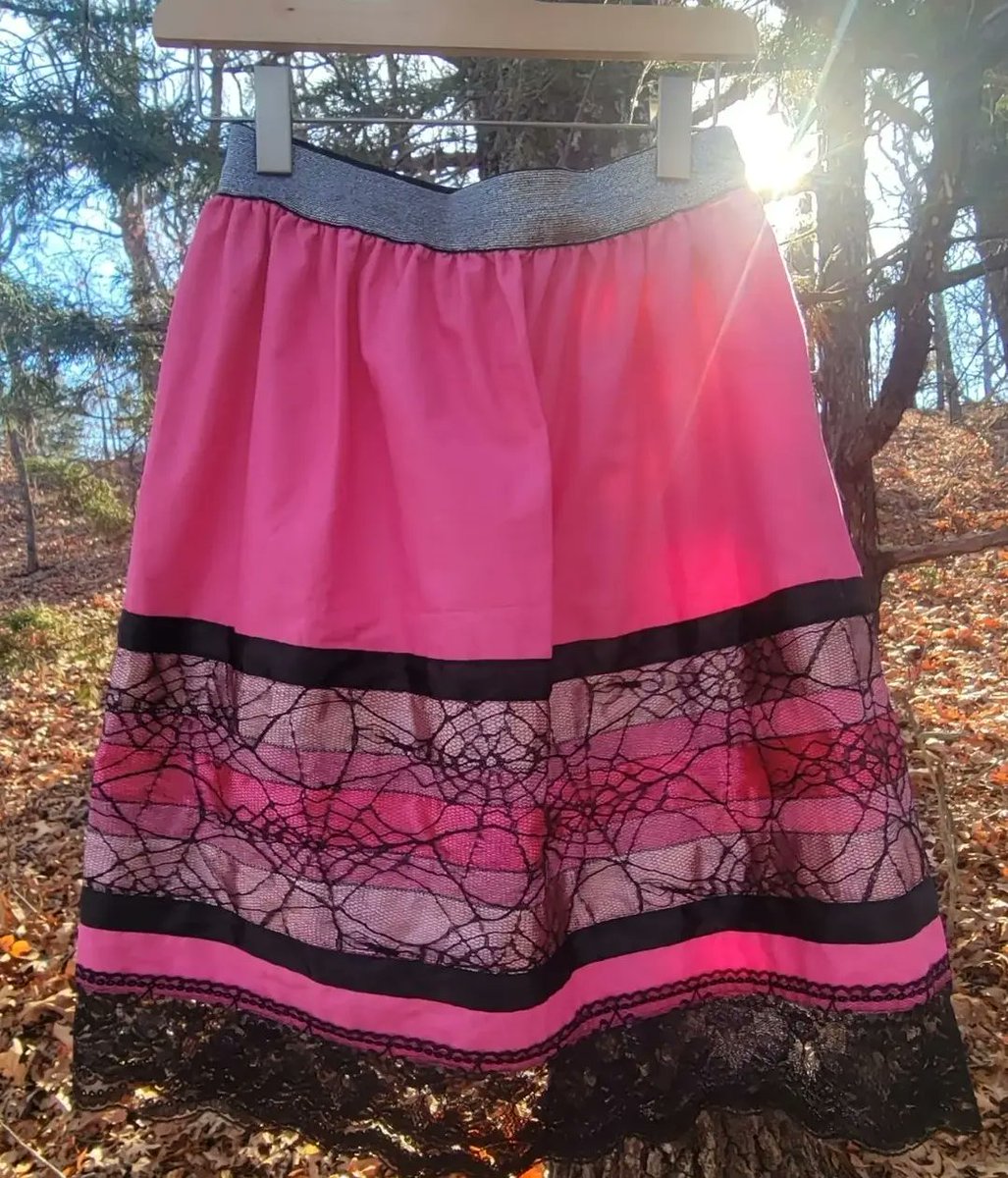 altrn8v_'s tweet photo. Hot pink ribbon skirt with spider web lace overlay on the ribbon (knee length) - Length: 25" Waist: 28" to 48"
•
Highest bid at: $80
•
(place bids in comments) https://t.co/a3YYnB3vye