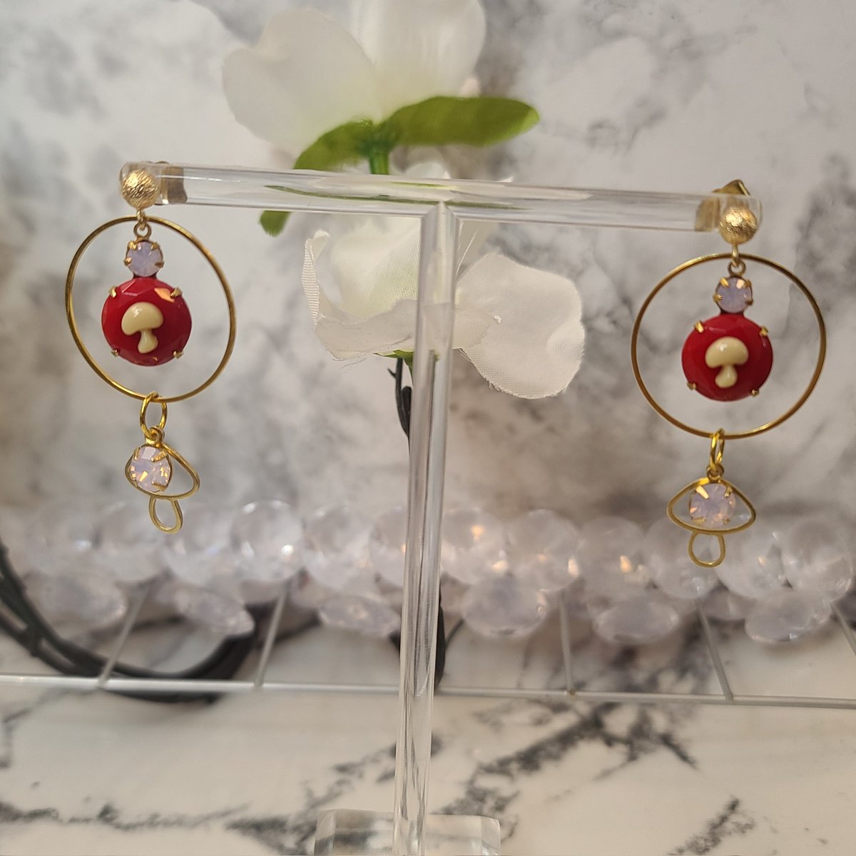 All earrings are only $25! Spend $35+ and use code "SHIP35" for free shipping 💫
divinefable.com