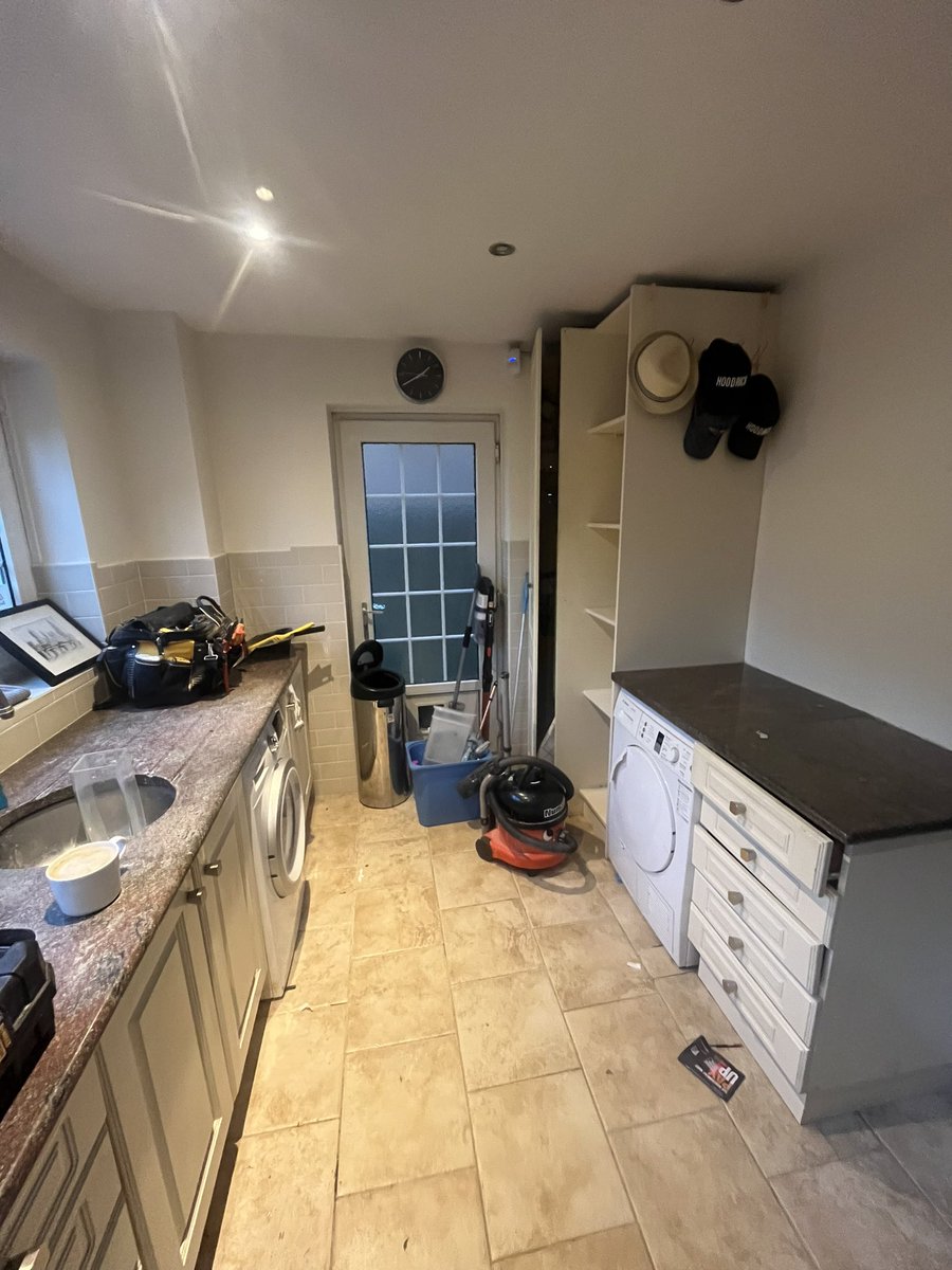 di_pro1's tweet photo. ⚠️ Utility room before & after’s ⚠️
#utilityroom #kitchendesign #kitchenconversations #howdenskitchens #howdens #kitchenworktops #kitchen #utiliyroom #project #renovation #renovationproject #renovations #worktop #flooring #herringbone #plastering #tradesman #everythinghouse https://t.co/ZuiZmWmrTX
