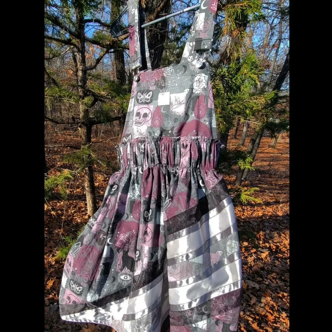 altrn8v_'s tweet photo. Jumper Ribbon Dress - Size small; skirt length: 23"; Waist: 28" to 43" ; chest cover width 9" at the top and 12" at the base.
•
Highest bid at: $85
•
(Place bids in comments) https://t.co/Et199UMWKb