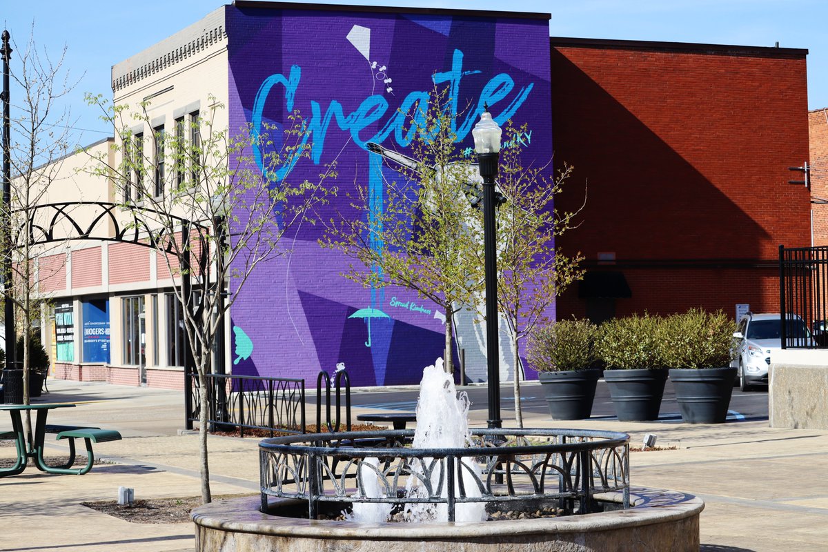 Ashland_KY's tweet photo. Spring is here, and our city is blooming right before our eyes! How beautiful does our downtown look?! Only 23 more days until First Friday kicks off events season!! #AshlandKY #CreatewithusAKY #VisitAKY https://t.co/ncJUggwf5f